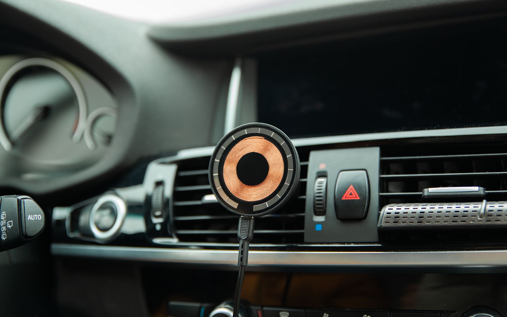 картинка Держатель для смартфона Cooper Auto Wireless с беспроводной зарядкой магазин Бизнес Презент